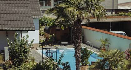 Ferienwohnung 'Ferienwohnung Chardonnay' mit Gemeinschaftspool, Gemeinschaftsgarten und WLAN