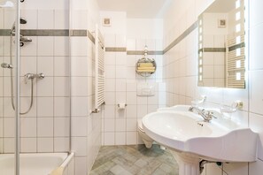 Shower, hair dryer - Apartment 'Typ A Erster Stock' with Lake View, Shared Terrace and Wi-Fi (Loddin)