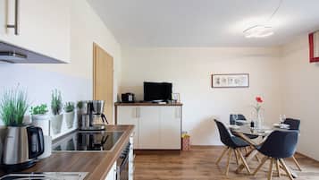 Fridge, oven, stovetop, coffee/tea maker