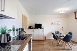 Geladeira, fogão, cooktop, cafeteira/chaleira