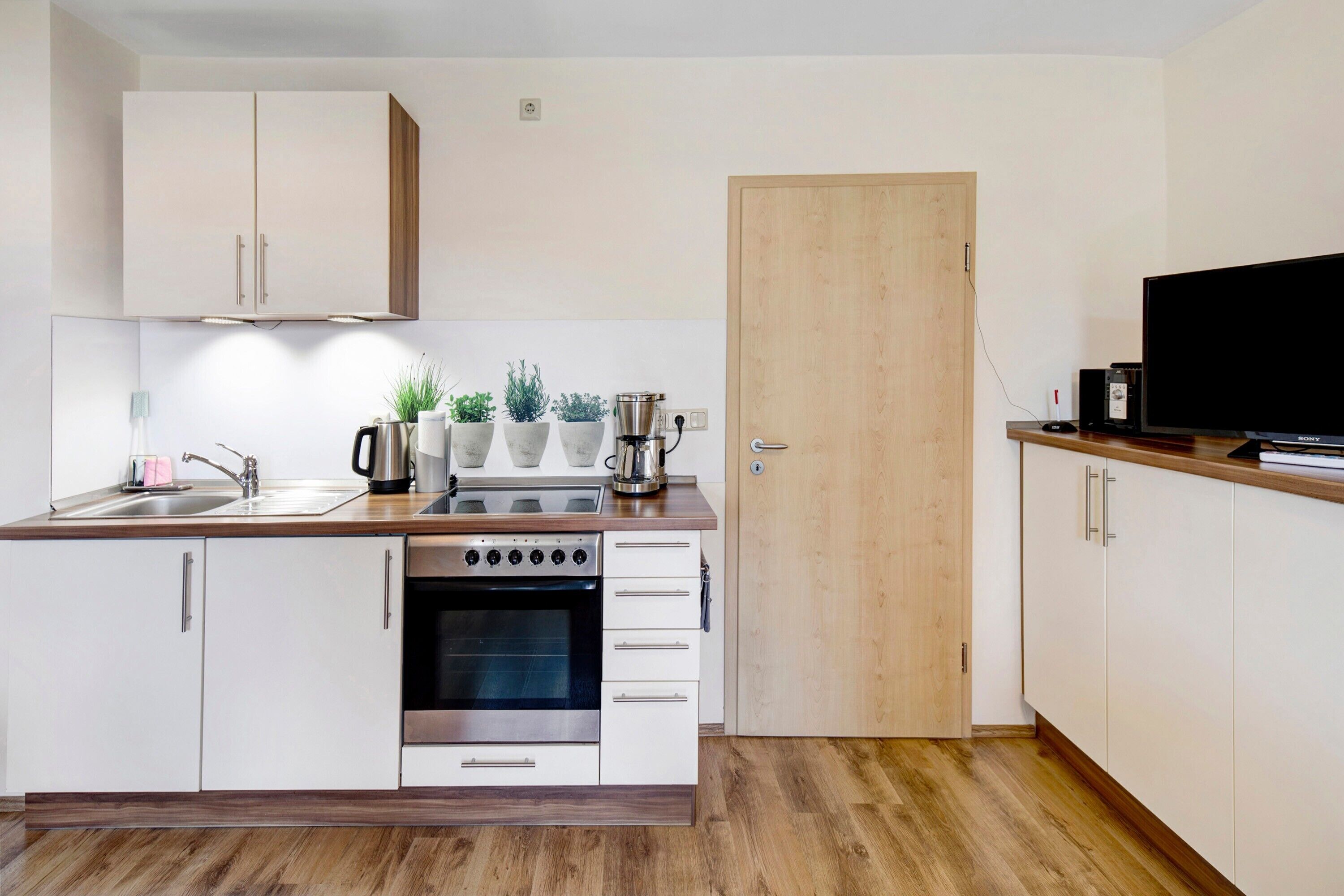 Fridge, oven, stovetop, coffee/tea maker