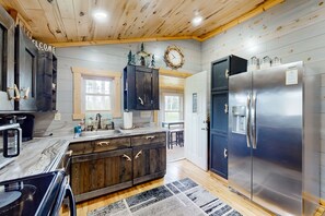 Réfrigérateur, four à micro-ondes, un four, surface de cuisson