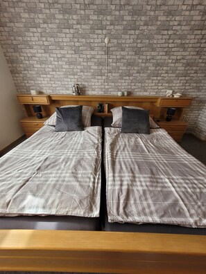 1 bedroom, iron/ironing board, free WiFi, bed sheets - Holiday Apartment "Am Strohberg" with Balcony and Wi-Fi (Gladenbach/ Weidenhausen)