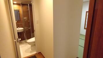 Een douche, een haardroger, handdoeken, zeep