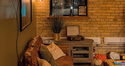 Cozy 2-Bedroom Loft in DT! Walking distance to the Forks and Canada Life Centre