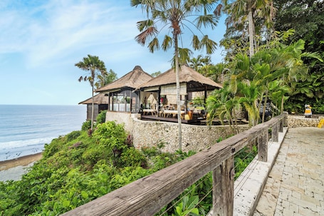 Playa privada en los alrededores, arena blanca. AbbyBelle Villa by Kozystay | Private Karma Beach