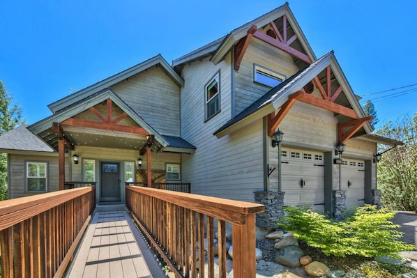 Property grounds - Tahoe Forest Mountain Lodge: Hot Tub, Game Room, Walk to Trailhead, Dog Friendly (South Lake Tahoe)