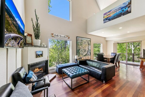 Smart-TV, Kamin, Videospiele, Tischfußball