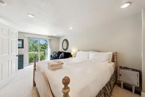 4 bedrooms, desk, iron/ironing board, travel cot