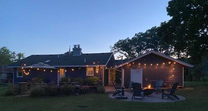 Friday Fowls Cottage - Sauna - Hot Tub - Fire Pit - Golf - Lake - Beach - Winery