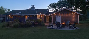 Friday Fowls Cottage - Sauna - Hot Tub - Fire Pit - Golf - Lake - Beach - Winery