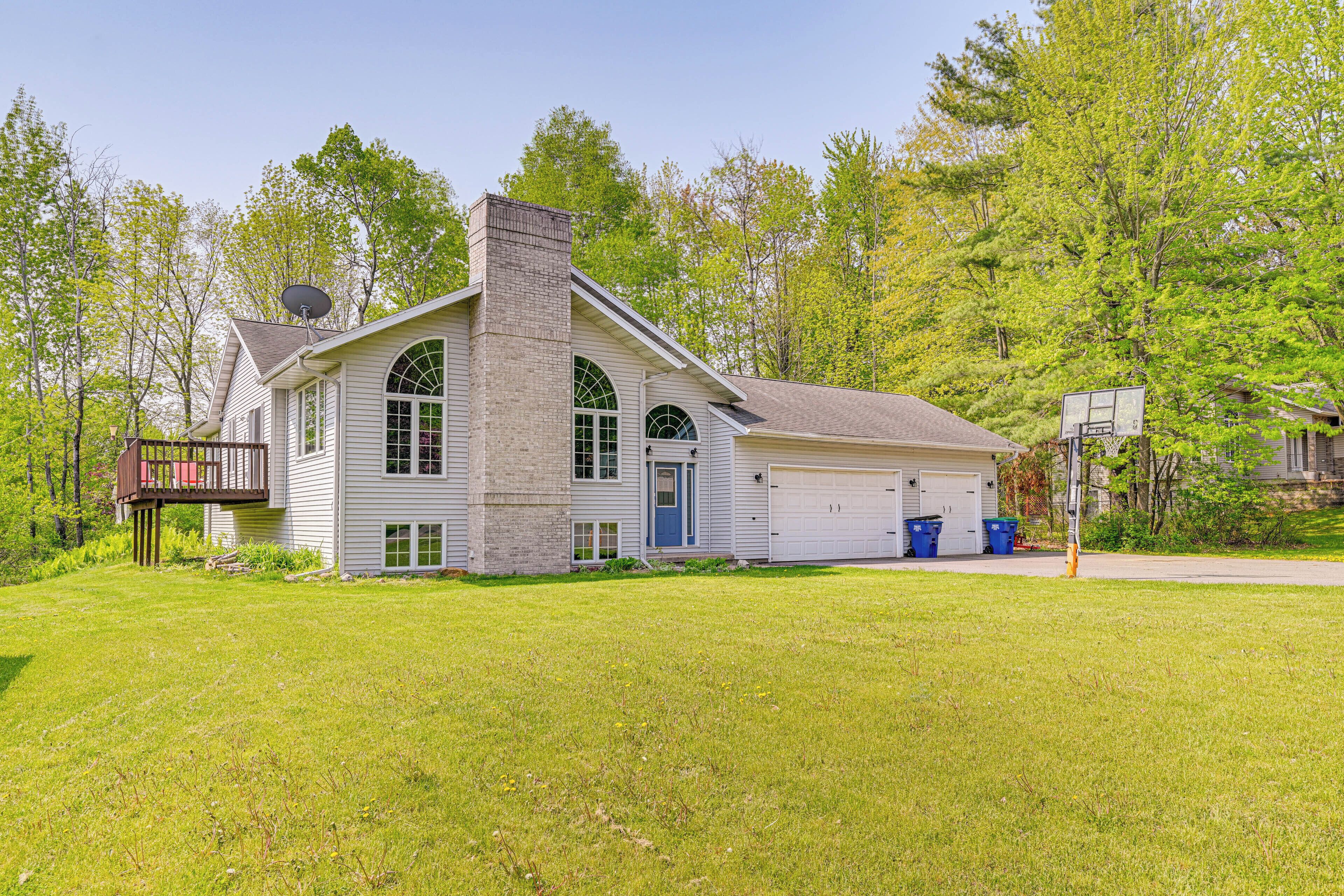 Wausau Home w/ Deck Near Rib Mountain State Park!