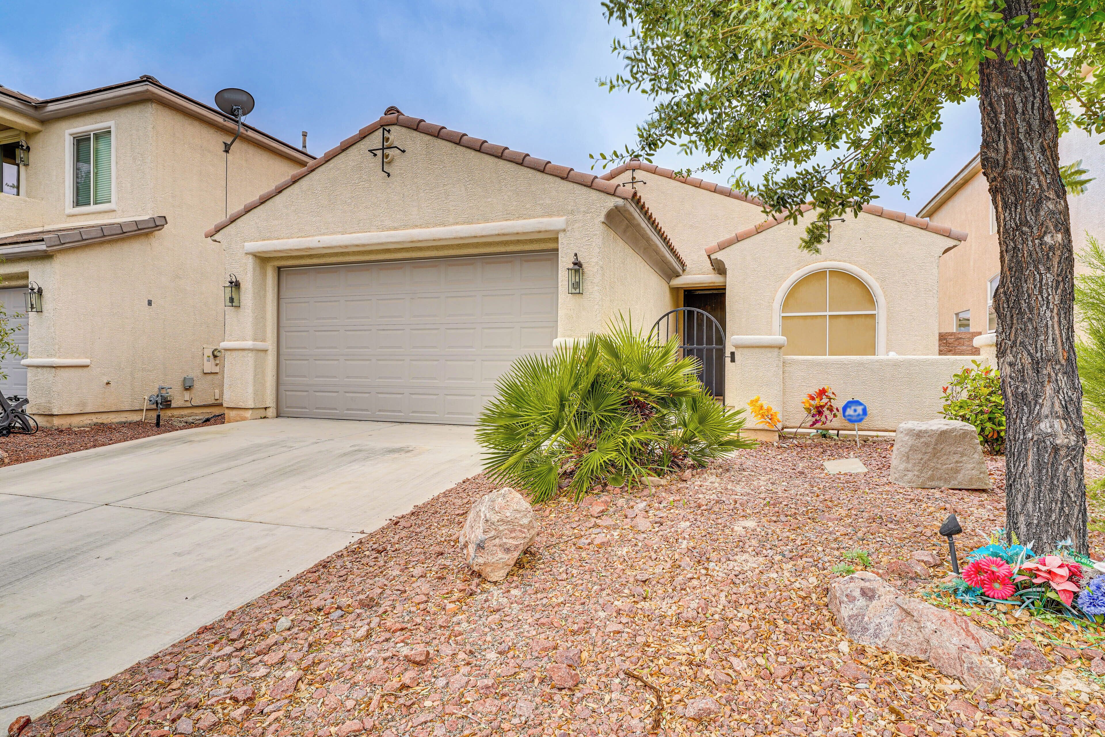 Las Vegas Retreat w/ Gas Grill & Mountain Views!