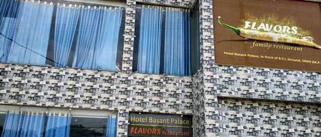 Vista frontal de la propiedad