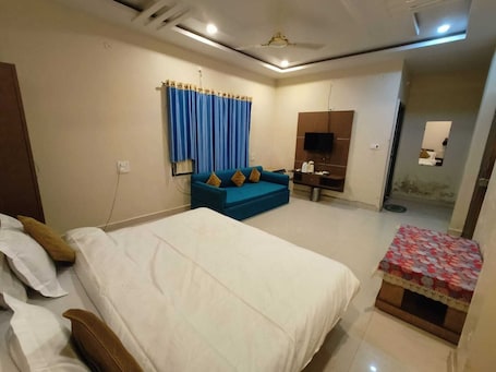 Room. Hotel Basant Palace