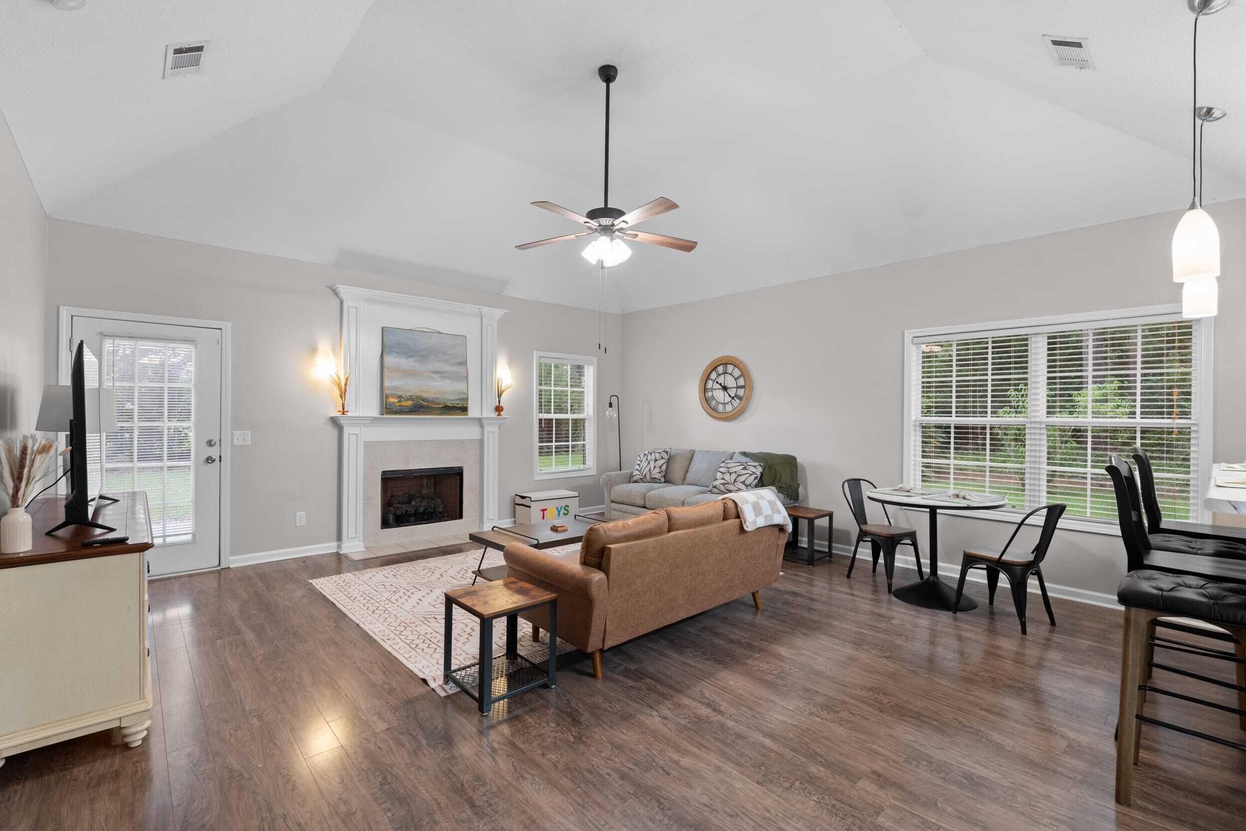 Een televisie en boeken