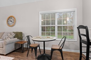 TV, books - Quiet Family Home - Near Everything! (Statesboro)