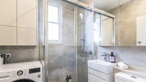 Shower, hair dryer, towels - Top Floor 1 Bedroom Apt Sunroom, Close To CBD (Sydney)
