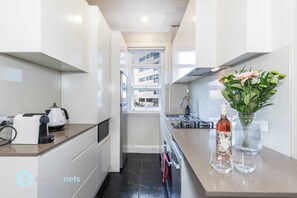 Frigorífico, microondas, horno y placa de cocina