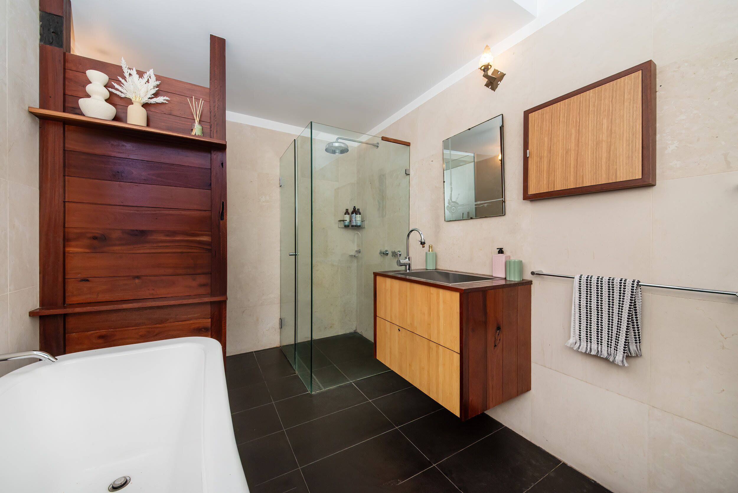Shower, hair dryer, towels