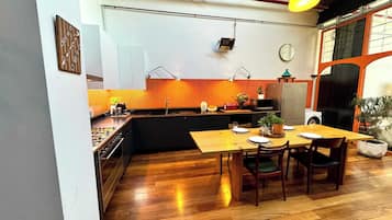 Coffee/tea maker, fridge, microwave, oven