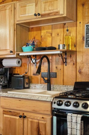 Fridge, microwave, oven, stovetop - Cabin 7- Studio Cabin ~Heated Floors~5 Min to RMNP (Estes Park)