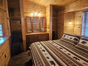 1 quarto, ferros/tábuas de passar roupa, berço de viagem