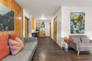 TV, fireplace, offices - Cabin 8-Cozy King Loft Cabin 5 Min to RMNP (Estes Park)