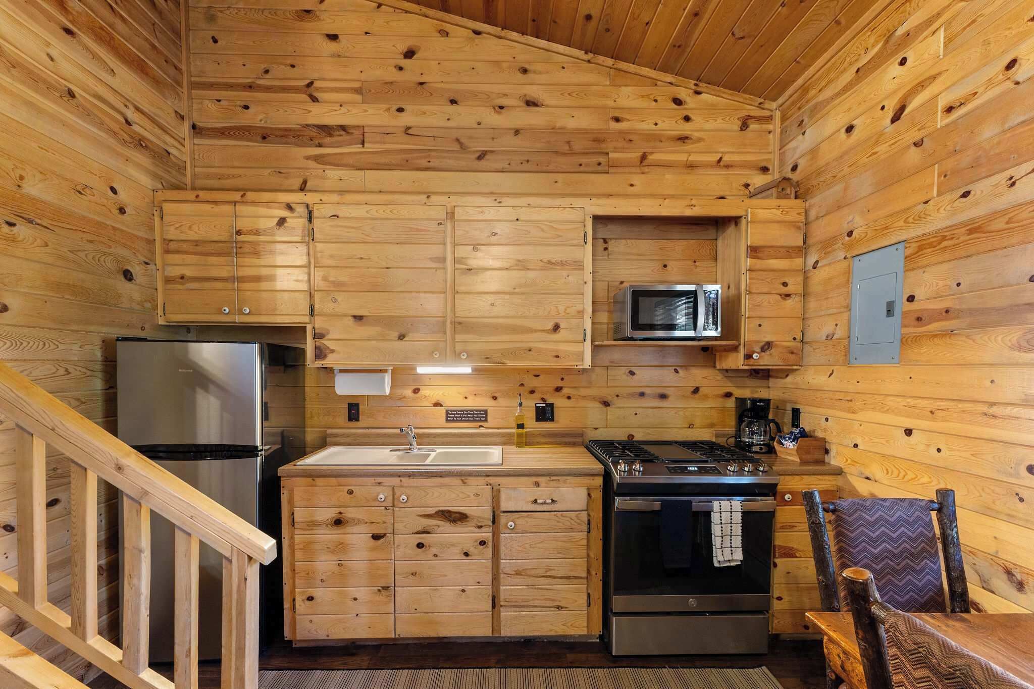 冷蔵庫、電子レンジ、オーブン、コンロ