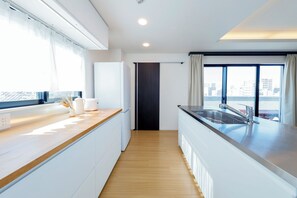 Apartment | Eigene Küche | Großer Kühlschrank, Mikrowelle, Herdplatte, Wasserkocher