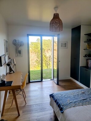 5 bedrooms, iron/ironing board, WiFi, bed sheets