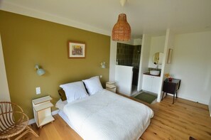 5 bedrooms, iron/ironing board, WiFi, bed sheets