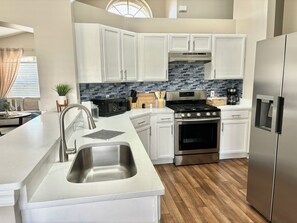 冰箱、微波炉、烤箱、炉灶