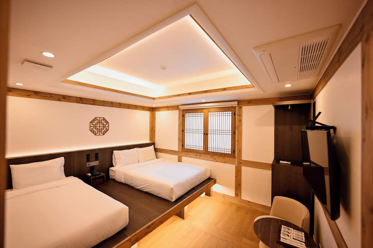 Phòng 3 Deluxe | Bộ đồ giường cao cấp, két bảo mật tại phòng, màn/rèm cản sáng 