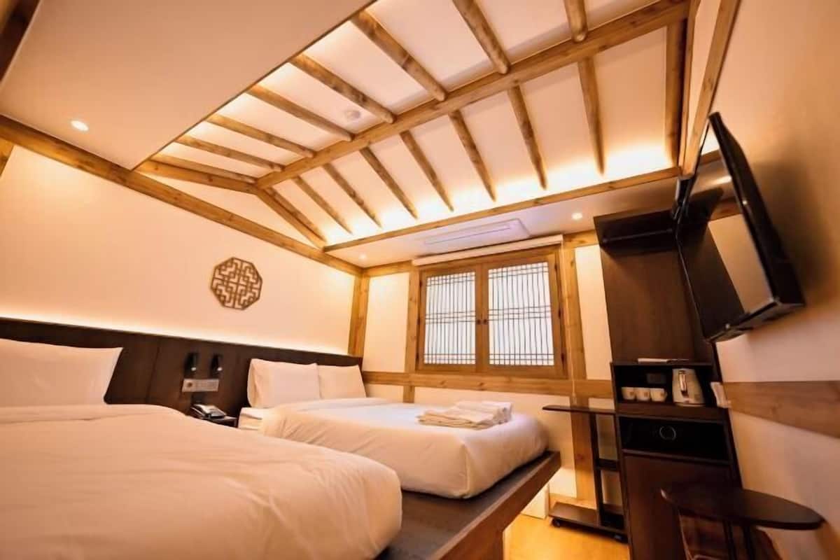 Premium bedding, in-room safe, blackout curtains, free WiFi