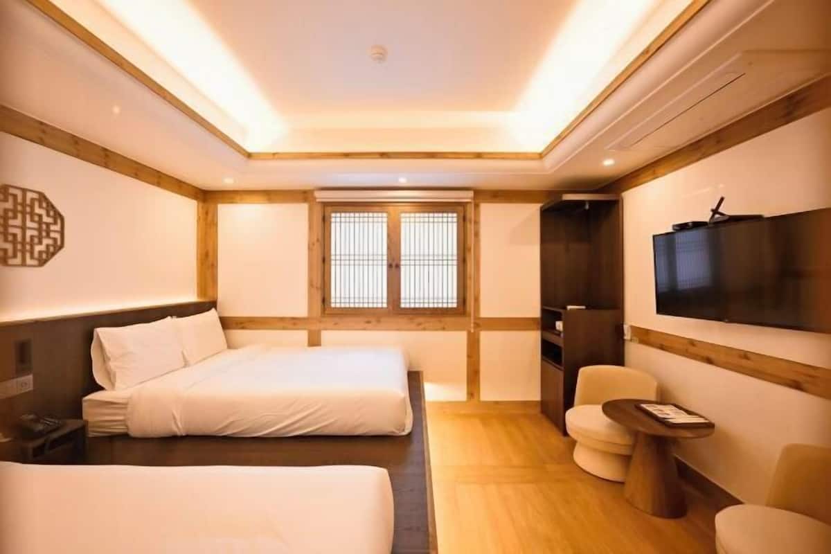 Premium bedding, in-room safe, blackout curtains, free WiFi