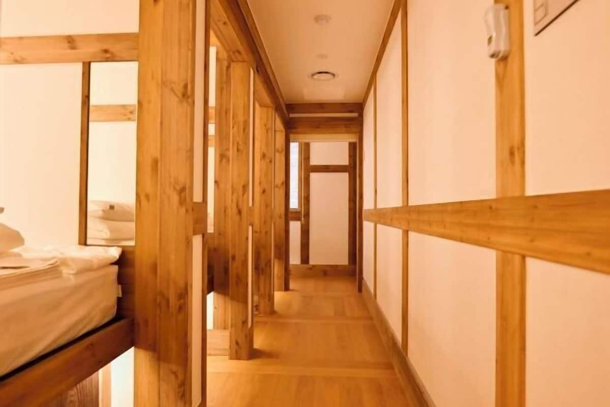 Bộ đồ giường cao cấp, két bảo mật tại phòng, màn/rèm cản sáng 