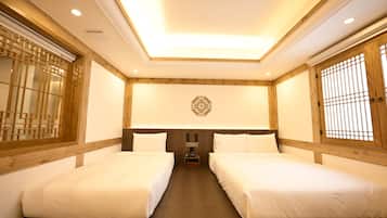 Deluxe driepersoonskamer | Luxe beddengoed, een kluis op de kamer, verduisterende gordijnen