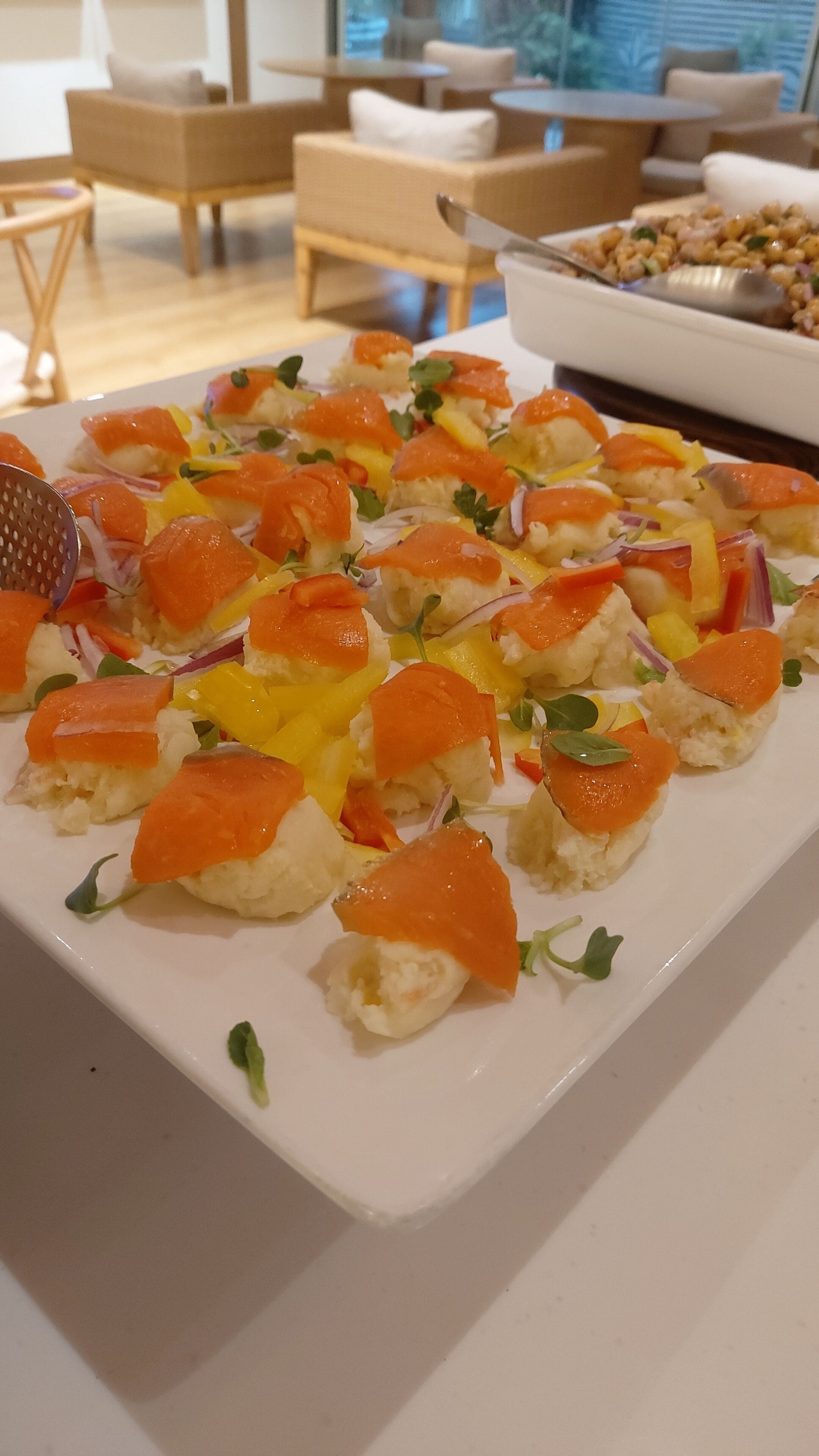 Un plato rectangular blanco con comida.