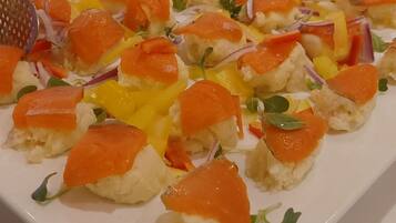 Un plato rectangular blanco con comida.