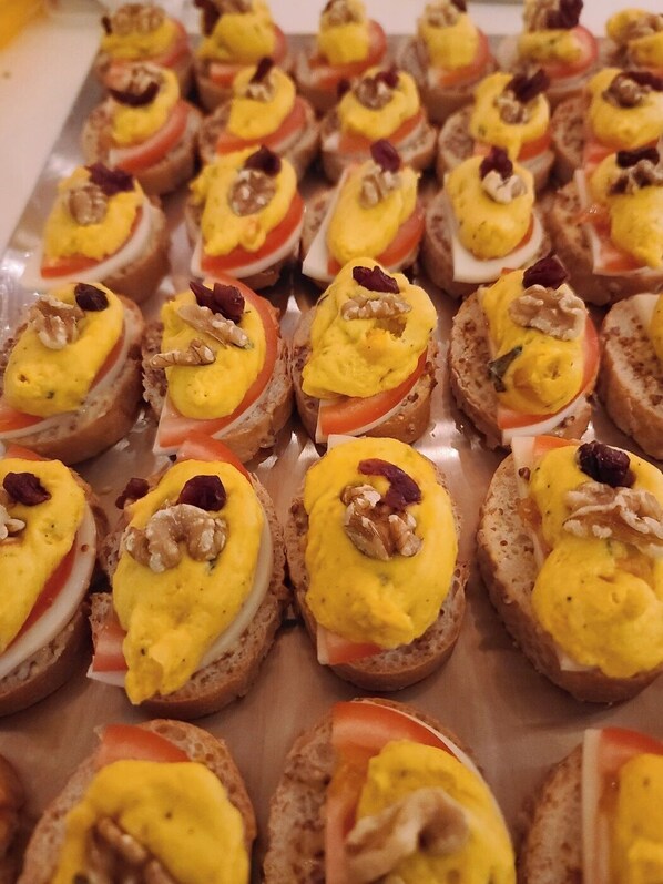 A tray of appetizers with a variety of toppings. - Hanok Hotel DAAM (Seoul)