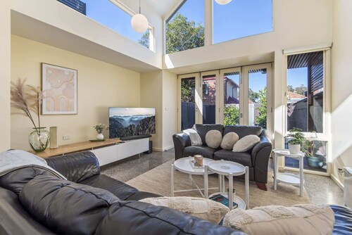 Gorgeous 2-Bed Victorian Home in Artsy Suburb