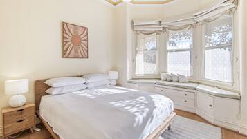 2 bedrooms, desk, iron/ironing board, WiFi