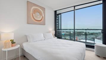 2 bedrooms, desk, iron/ironing board, WiFi