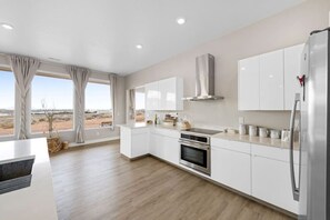 Kylskåp, mikrovågsugn, ugn och spishäll