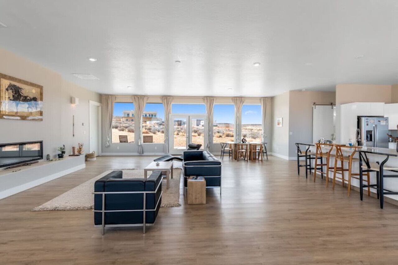 Een televisie, een open haard, een stereo en een computerscherm