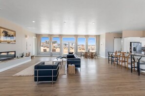 Tv, eldstad, en stereo och datorskärmar