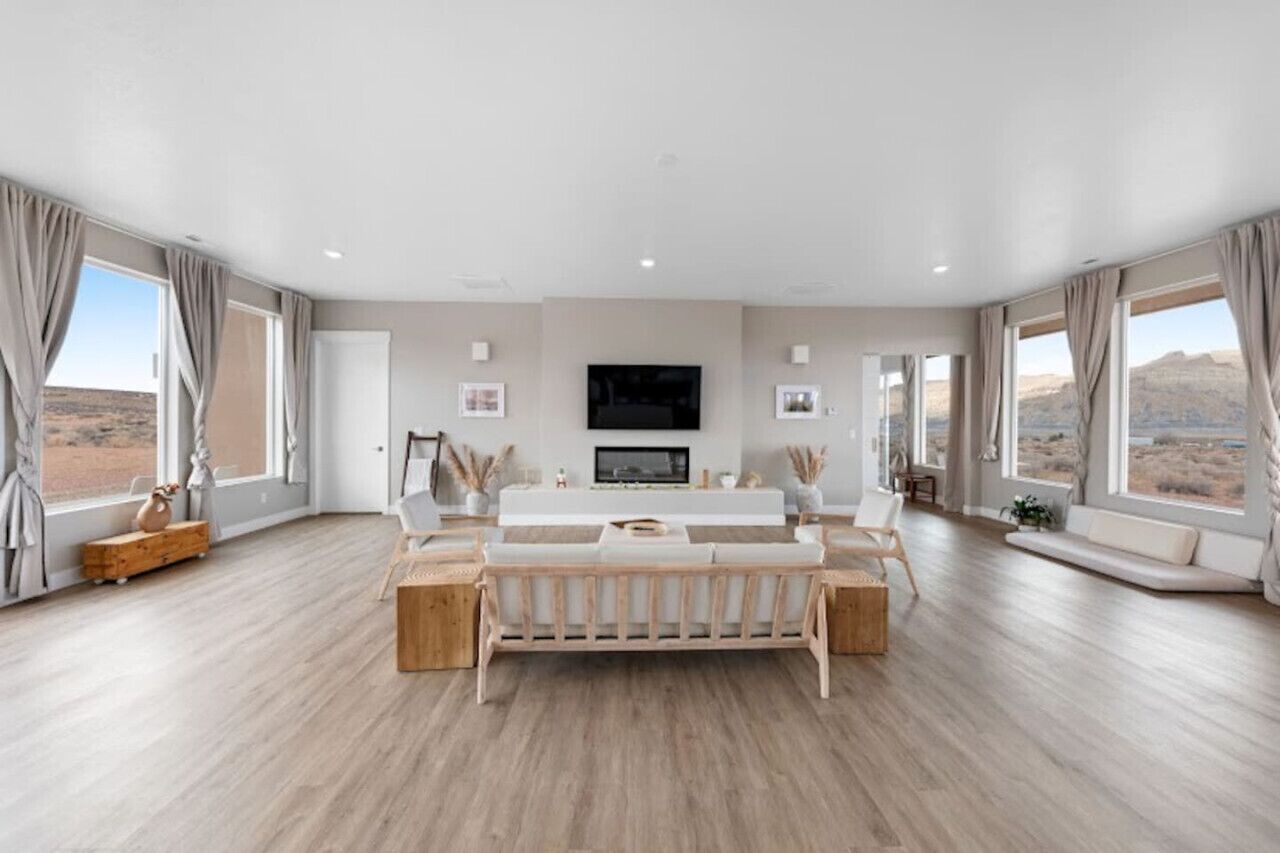 Een televisie, een open haard, een stereo en een computerscherm