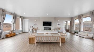 Tv, eldstad, en stereo och datorskÀrmar