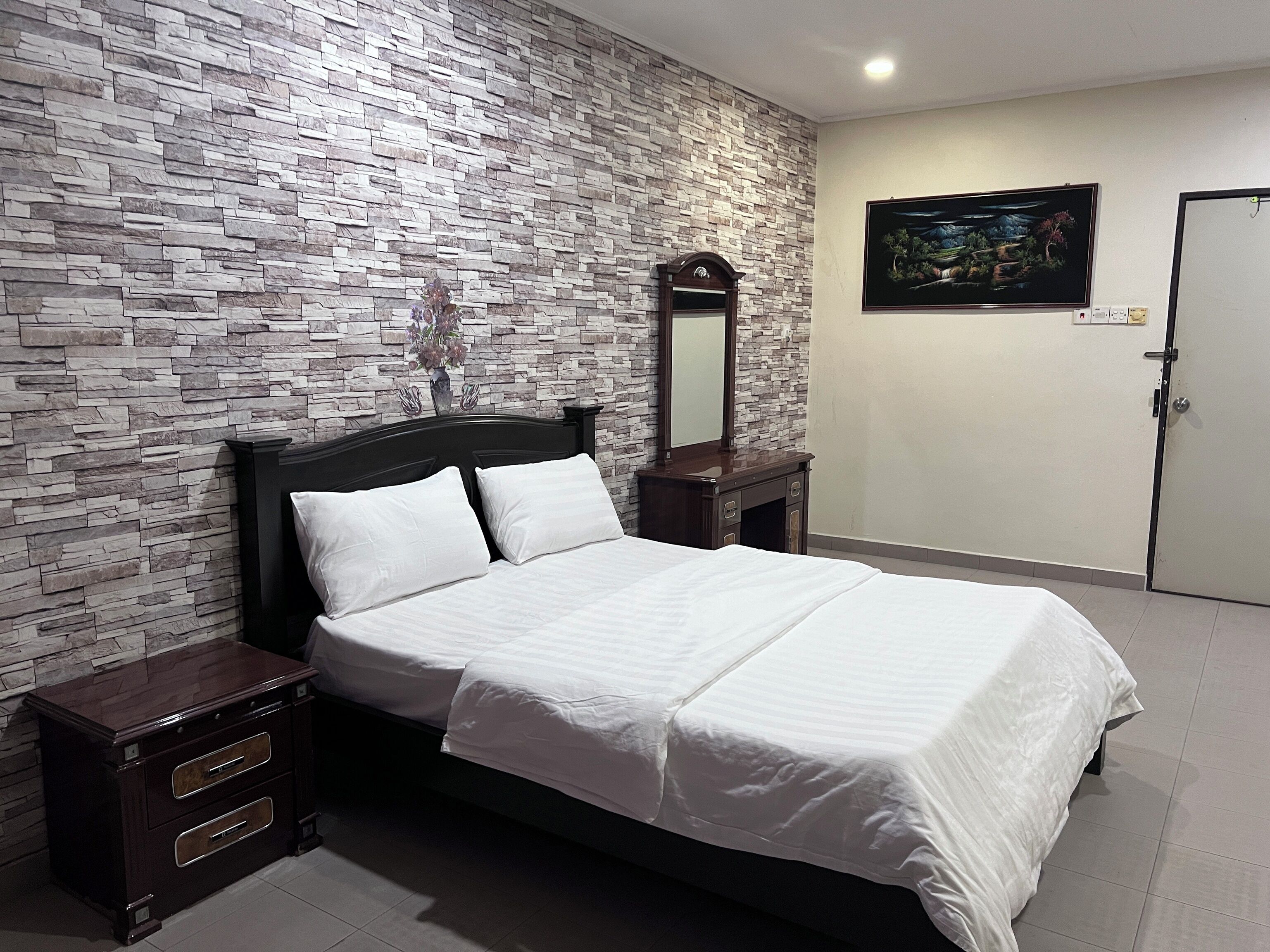 Laptop workspace, free WiFi, bed sheets